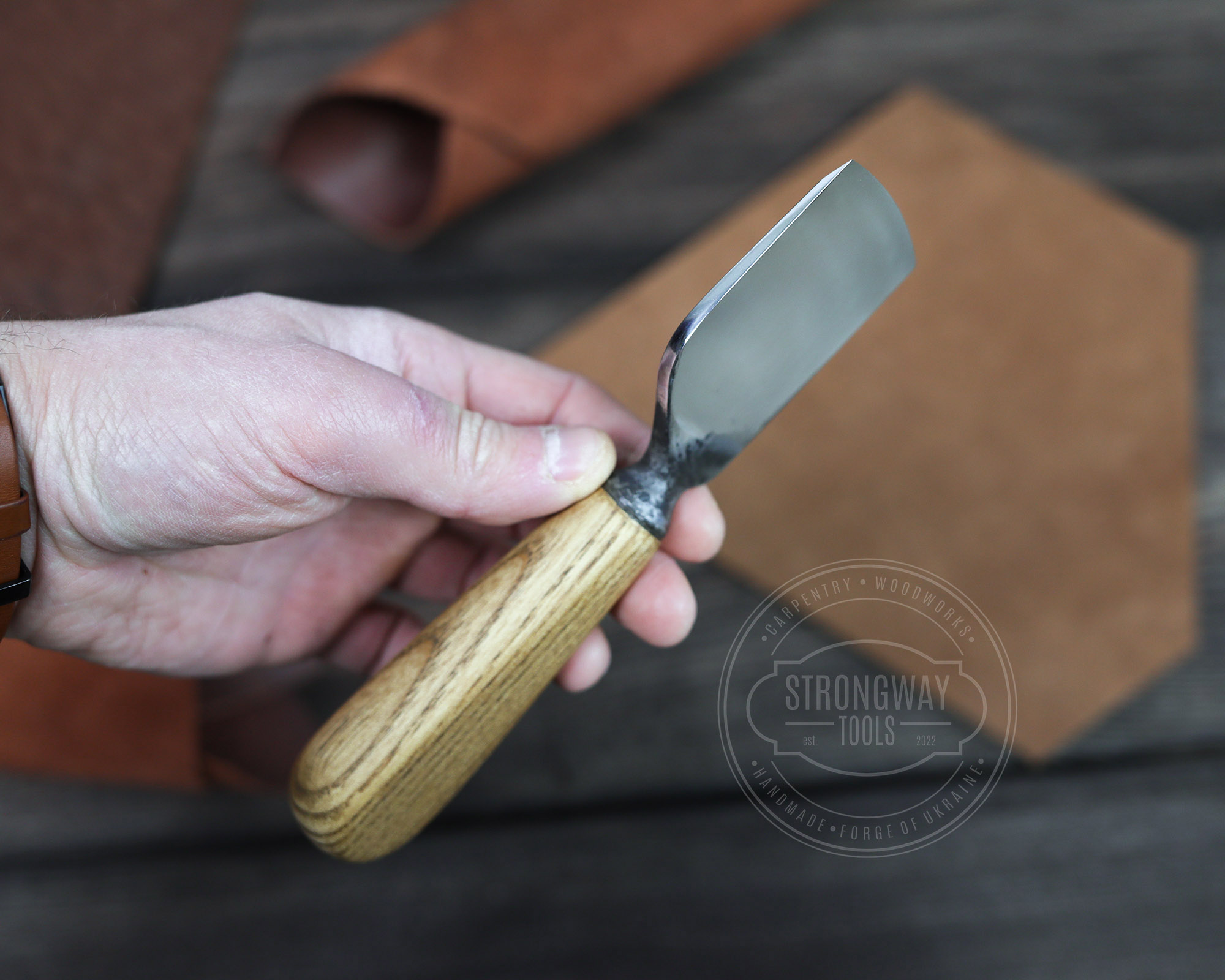 Round Point Skiving Knife: 7 Inch Blade
